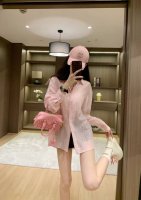 上新 小香 口袋小香烫钻防晒衬衫～ 定制整件闪金工艺 袖口烫图工艺 夏日必备防晒神器！ 颜色：白色 粉色 码数：Sml S码推荐： 80~100 M码推荐：10