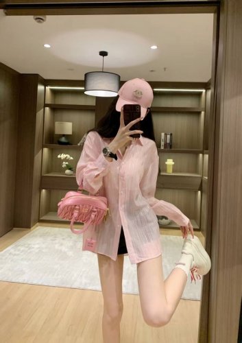 上新 小香 口袋小香烫钻防晒衬衫～ 定制整件闪金工艺 袖口烫图工艺 夏日必备防晒神器！ 颜色：白色 粉色 码数：Sml S码推荐： 80~100 M码推荐：10