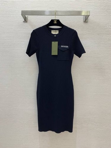 款号G25042535 Gucc*新款高端定制 字母Logo翻盖口袋装饰高弹力修身显瘦P针织连衣裙！黑色， M码：袖长20，胸围72，腰围62，裙长90
