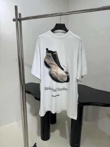 早春新品Basketball Sneaker廓形T恤 同源平纹针织面料 正面和背面饰以Basketball Sneaker艺术作品印花 成衣洗水做旧 男女同款