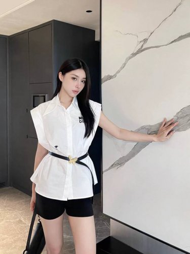 dior迪奥Cd小蜜蜂字母刺绣翻领衬衣配蝴蝶腰带 款号：2567 5204 颜色：白色 尺码：Sml S码80-95斤 M码95- 斤 L码 -125斤