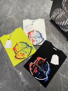 moncler 蒙口家25Ss新款潮牌T恤 胸口经典品牌图形立体视觉.经典款式烫画设计.耐看时尚. G纯棉面料 柔软舒适.透气轻薄.顶级元素融合打造经典T恤.面
