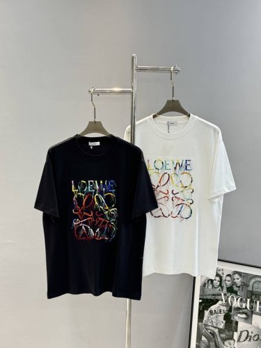 Loew*E 罗意-威25S新款T恤.男女同款！多色彩经典流苏Anagrram彩色刺绣图案！特纺紧密棉面料，下摆散口设计，260G纯棉质地.舒适透气.刺绣搭配流