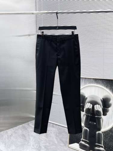 迪奥 Dior 2025Ss春秋新款 西裤 九分裤 休闲裤，高端版本！专柜定制面料 透气舒适度高，细节无可挑剔，品牌元素设计理念，体现高品质。手感细腻柔软！呈现