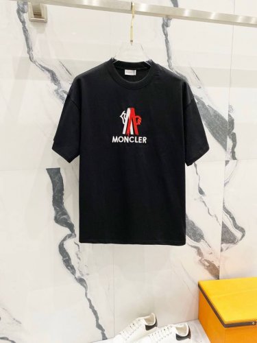 隔天到 Moncler 蒙口 拼色Logo图案字母刺绣 Logo标识精致升级，灵感源自八十年代复古 原版面料 官方同款 短袖T恤 定制260克同缸染面料 手感非