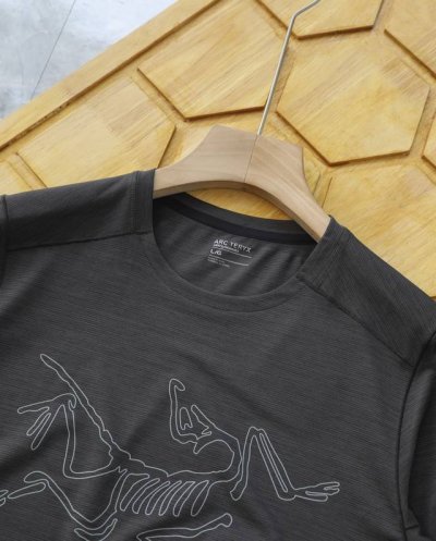 细节图 Arc'teryx 始祖鸟速干户外休闲圆领短袖T恤 官网同步 门店在售采用的是最新型中空吸湿排汗功能材料，领口内侧压胶条 贴带,简洁而舒适面料面料的底部