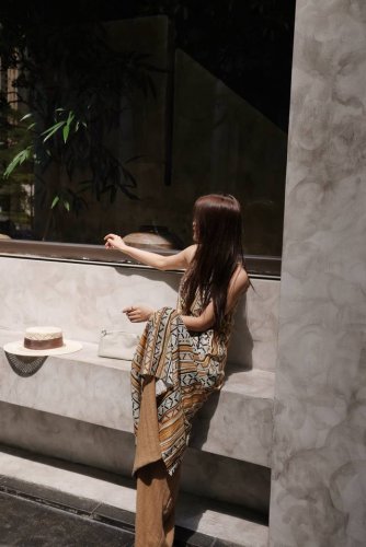 独家设计大量出货极简气质的松弛感，无袖坎肩背心裙。夏天不可少的自带高阶文艺女神感的条纹系，简约不简单如云间流动的细腻纹理，展现出优雅的自然之美。光泽柔和大气，舒
