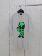 Balenciag* 巴黎Blcg 25Fw溶解笑脸外星人印花短袖T恤 正面以Hithg There+Dripley艺术作品微荧光印外星人，右袖采用百灵达刺绣字