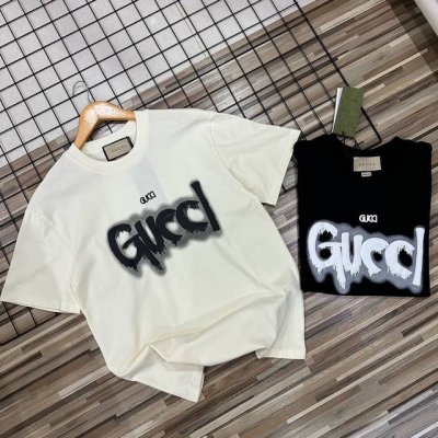 上新 古驰情侣款泡芙短袖T恤 Gucci 古奇情侣款夏季男女同款宽松版型双水印花字母胸前泡芙短袖T恤！潮流时尚个性青年半截袖体恤。面料都是采用最好的双纱全棉面料
