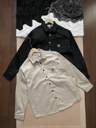 adidas阿迪达斯 三叶草标志长袖衬衫 选用高密度斜纹棉面料，手感柔和厚实，兼顾保暖性与舒适性，适合早春、秋季等换季穿搭，质感升级，日常穿着也能体验不凡触感。