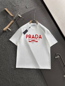 prad 2025Ss春夏最新款圆领时尚短袖T恤，官网同步，专柜纯棉面料！贴肤舒适，耐看又好穿，经典简约Logo设计，原厂工艺一丝不苟，型男必备单品 码数S-X