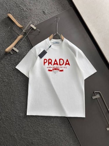 prad 2025Ss春夏最新款圆领时尚短袖T恤，官网同步，专柜纯棉面料！贴肤舒适，耐看又好穿，经典简约Logo设计，原厂工艺一丝不苟，型男必备单品 码数S-X