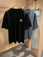 Louisvuitt*路易*登 2025春夏全新系列单品上线 非常时髦前卫的一款男女同款短袖T恤 标识Logo图案徽章修饰 区别于以往的不同 宣示品牌传承多年的