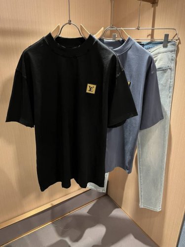 Louisvuitt*路易*登 2025春夏全新系列单品上线 非常时髦前卫的一款男女同款短袖T恤 标识Logo图案徽章修饰 区别于以往的不同 宣示品牌传承多年的