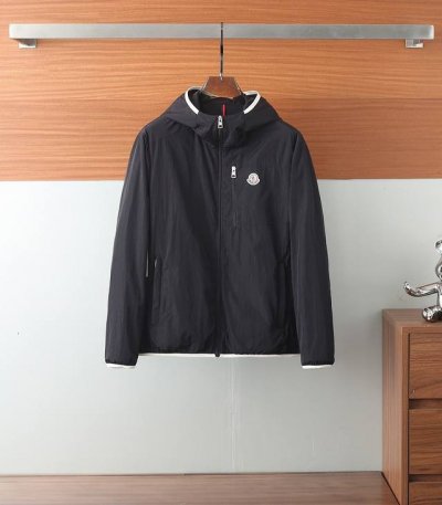 Moncler早春款2025最新款时尚设计师款夹克外套.处处细节显工艺足够的高级 结构性剪裁的设计改变来展现男士多样的形象变化，修身利落、剪裁合体，满足时下正流