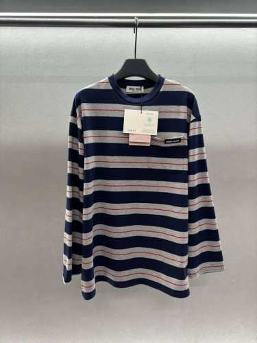 2680 Spring And Summer ！Miumi*，撞色条纹长袖T， 随便搭配都可以出片的一款长T， 面料软软糯糯，撞色条纹松弛感满满！ 减龄百搭！