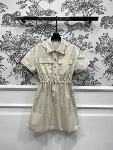 Miu 25春夏新款 翻领短袖工装风连衣裙 工装风口袋字母装饰 口袋超大超级实用 工装系列真的很慵懒风很酷 polo领宽松又显瘦 抽绳收腰腰带 上身完美分割身材