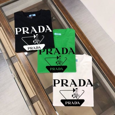 普拉达prada 品牌潮流Logo印花短袖T恤 采用客供定制双股纯棉面料 上身极致舒适透气 标志性Logo元素为单品增添设计感 营造出简约大气风格 上身穿搭让你