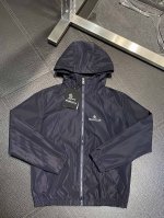 P390。Moncler蒙口独家专供最新春春时尚连帽夹克，经典设计感与颜值爆棚的外套，品质更是无法挑剔品控可以直接入手，不容过错的高端臻品！通过细节图片便可感受