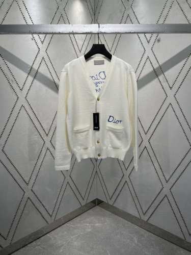 迪奥 25Ss新款开衫展示来自 Dior And Hylton Nel 联名系列的 Dior For My Real Friends 标志。采用白色棉质混纺平纹