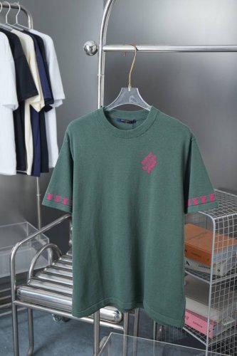 Lv 路易25Ss春夏新款 刺绣Lv针织短袖 轻奢主义 男女日常通勤穿搭必备单品 正确版本 欢迎对比 详细特征 高粘棉材质毛织 高支棉加入 干爽避免闷热 进口机