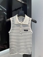 Miumi*2025新品上架 条纹针织背心 定制Yb羊毛纱线织造 弹力舒适 质感十足 翻领polo针织无袖背心裁剪 上身呈现休闲慵懒的穿搭格调 通体细腻黑白条纹