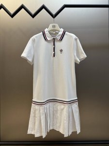 Dior Vibe 连衣裙 白色棉质混纺平纹针织面料三色标志 这款裙裤来自 Dior Vibe 限定系列 重新诠释运动风格经典标识 彰显 Dior 的高订精神
