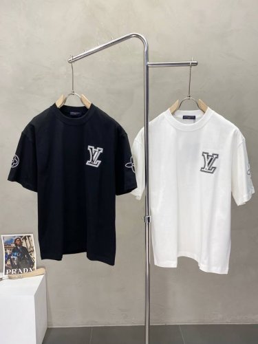 Louis Vuitton路易威登独家专供新款原单男士休闲短袖 高端定制 高端版本 时尚百搭爆款进口面料 手感超柔软细腻 穿着亲肤舒适 高端精品 代工厂p精细做