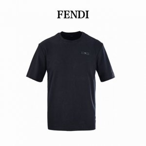 本地自取160 fendi/芬迪Fd 皮标短袖T恤 采用230克双股双面面料以及罗纹本布，胸前皮标红外线定位，面料都经过浇洗，手感质感更佳，不易变形，不易缩水，