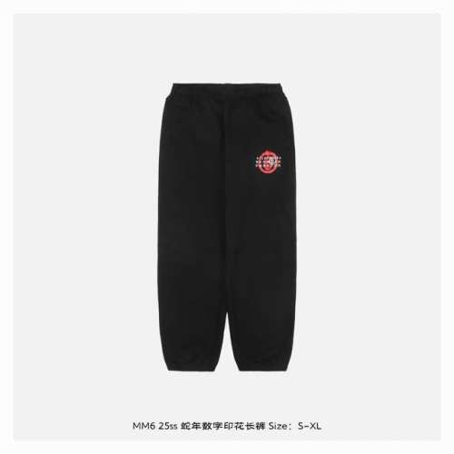Maison Margiela 马吉拉 25ss 蛇年数字印花长裤 定制丝绒棉，质感十足，手工印花，将非花纹部分的网孔封闭，以便印花色浆透过网孔沾印在织物，使用