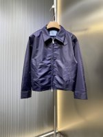prada 顶级复刻 普拉达工装夹克外套定制Yb环保再生材质 质感轻薄舒适 三角标呼应 协调时髦 工装口袋夹克搭配A摆半裙 上身A飒小姐姐 环保再生材质 穿搭有