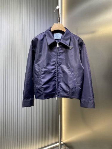 prada 顶级复刻 普拉达工装夹克外套定制Yb环保再生材质 质感轻薄舒适 三角标呼应 协调时髦 工装口袋夹克搭配A摆半裙 上身A飒小姐姐 环保再生材质 穿搭有