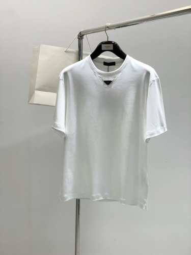 prada 普拉达，2025夏季最新品，专柜同步有售，时尚休闲圆领短袖T恤，进口原版面料，做工极为复杂，唯一可以做代购级别的渠道狠货，顶级印花工艺字母图案Log