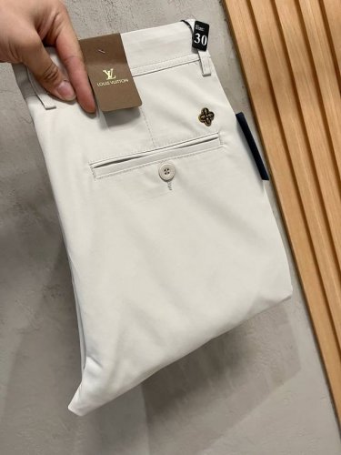 Lv 新款来袭2620春夏新款新品 专柜有售 实体店极品休闲裤专柜原版1:1好货，适合各个年龄段。市场最高版本的欧洲进口面料。舒适柔软亲肤，上身效果超级棒时尚百