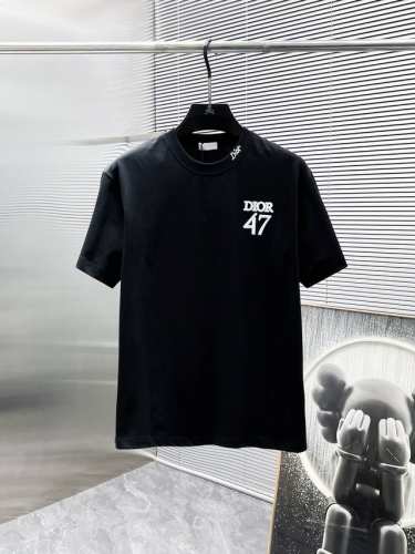 迪奥 Dior 2025新款 圆领 短袖 T恤 ，高端版本！专柜定制面料 透气舒适度高，细节无可挑剔，品牌元素设计理念，体现高品质。手感细腻柔软！呈现休闲裁剪，