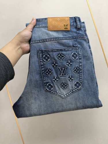 lv阔腿裤 2530春夏最新推出男士宽腿牛仔裤新品！重工水洗牛仔面料，定制面料和一般牛仔布料比起来，更加柔软舒适！超重工洗水工艺 双工艺洗水 整条裤子，手感舒适
