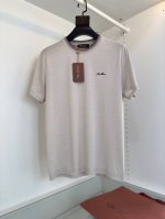 Lo*Ro Pi*Na诺 U翩雅 2025春夏！品质控推荐. 商务休闲男士针织T恤 胸口铭牌刺绣的经典款 这款领口的断然渐变交织工艺 赋予了细节与亮点 让上身感