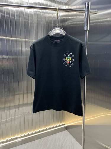 lv 2025春夏新品短袖 时尚经典圆领短袖 时尚单品设计，更加时尚舒适，高标准定制，上身非常有型，胸前品牌经典Logo 图案 客供辅料，客供进口高档面料 质感