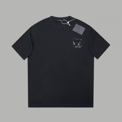 高品质 Lv 路易25Ss新款印花棉质短袖T恤 本款棉质T 恤铺陈全幅 Damier Monogram 图案，将袖珍 Monogram元素融入方格，再于胸前刺绣