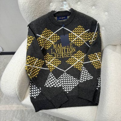 Louis Vuitton路易威登 4新款Ing 这款图案套头衫以本系列的 Damier Argyle 图案脱颖而出 采用厚重的黄灰色针织提花面料制成 纹理别致