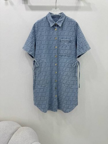 Fend*25新品 系列款同步上新啦连衣裙翻领外套短裤长裤 Yb定制五金洗水牛仔提花面料 通体双F印花 可甜可盐气质减龄时髦单品 翻领单排扣两侧抽绳可直筒可收腰