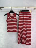 Miumi*2025新品上架 针织条纹背心长裙套装 定制Yb进口纱线织造 穿搭舒适 柔软细腻 针织无袖背心搭配长裙套装 胸前胯部均以字母刺绣徽标装点 彰显品牌调