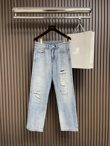 Amiri 水洗做旧破洞高街修身牛仔裤长裤，Amiri品牌的牛仔裤打破的原有牛仔裤的制作工艺和裁剪，布料都比较柔软舒适，并不像有些牛仔裤那样硬邦邦的，穿起来会刺