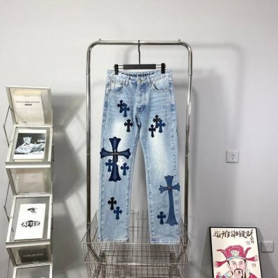供 顶级版本 Chrome Hearts 克罗心蓝色牛仔裤多皮标款工装牛仔裤裤Ch牛仔裤均需要成品水洗后再拆开手工订绵羊皮十字皮再拼接完成 整件工艺多到说不清