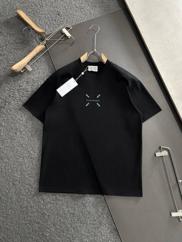 Mm6 2025Ss春夏最新款圆领时尚短袖T恤，官网同步，专柜纯棉面料！贴肤舒适，耐看又好穿，经典简约Logo设计，原厂工艺一丝不苟，型男必备单品 码数M-3X