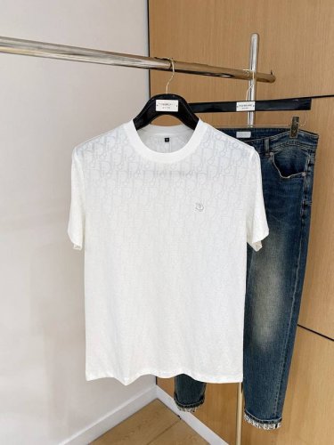 迪奥25Ss春夏 新品 定制蚕丝面料丝滑透气！时尚经典圆领短袖时尚单品设计，更加时尚舒适，高标准定制，上身非常有型，胸前品牌经典Logo 图案 客供辅料，客供进