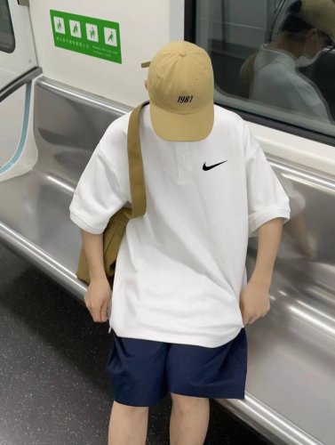 Nike耐克经典小勾polo衫短袖T恤 甄选高品质网眼速干面料 舒适透气 不闷不热 手感软糯细腻 上身充满质感 非常轻便舒适 运动宽松版型不紧身 轻松驾驭无压力