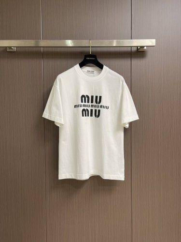 Miumiu 2025Ss 字母烫钻印花T恤 素色基础款短袖，从一件T恤开始！剪裁设计真的很巧妙，面料方面选用高克重质感布料的同时兼顾了柔软的触感，胸前经典Lo