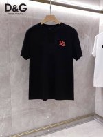 D&G 2025最新男士高端好货，胸前字母徽标印花图案增添活力感！最经典一目了然的干净与纯粹的结合.必入款推荐！选用双股丝光面料制成 纹理清晰，尽显高端奢华品质