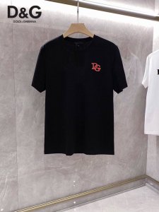 D&G 2025最新男士高端好货，胸前字母徽标印花图案增添活力感！最经典一目了然的干净与纯粹的结合.必入款推荐！选用双股丝光面料制成 纹理清晰，尽显高端奢华品质